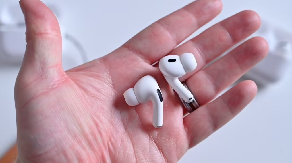 苹果 AirPods 新突破：内置摄像头，引领耳机智能交互新时代