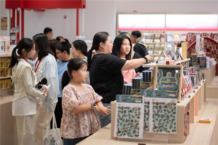 文创区内游客选购纪念品伴手礼。（熙璐格 摄）