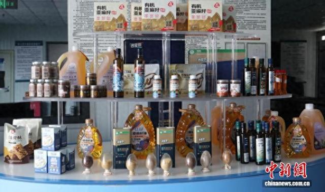 综保区内的亚麻籽加工成品可销往海内外。杨佳瑶 摄