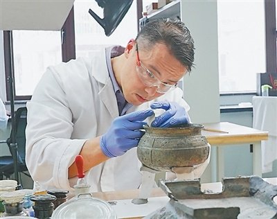 “文物医生”唤醒青铜古韵（工匠绝活·全国文物大工匠）
