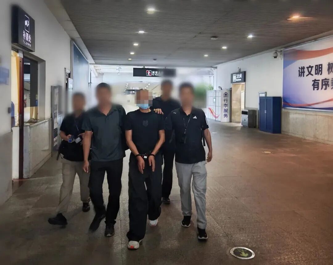 办案民警将主要犯罪嫌疑人刘某森抓获并押回桂林